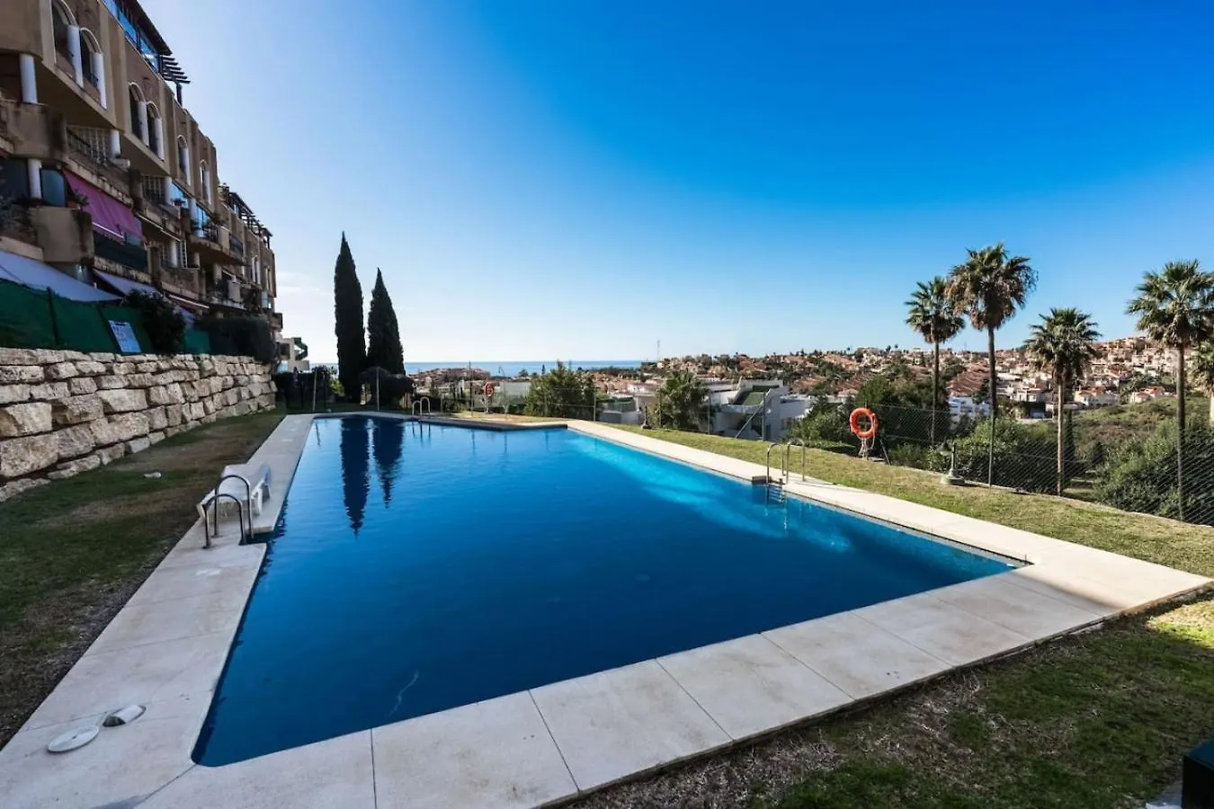 Zonnig Appartement Met Heerlijk Terras In Mijas Spain