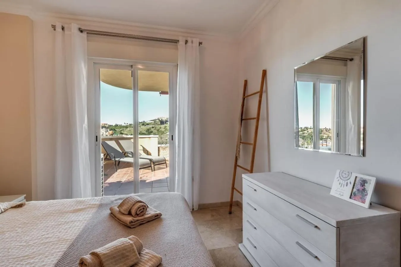 Zonnig Appartement Met Heerlijk Terras In Mijas
