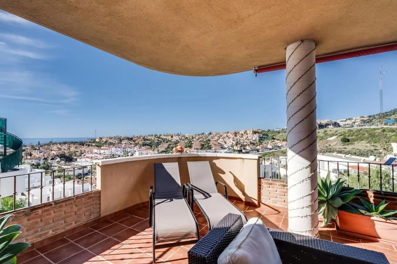 Zonnig Appartement Met Heerlijk Terras In Mijas Spain